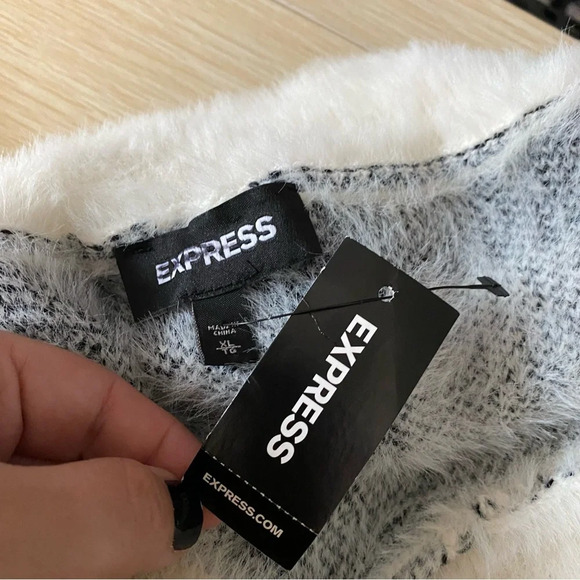 ✨NWT Express Black White Buffalo Plaid Fuzzy Oversized Sweater Women's Size XL - Picture 4 of 9